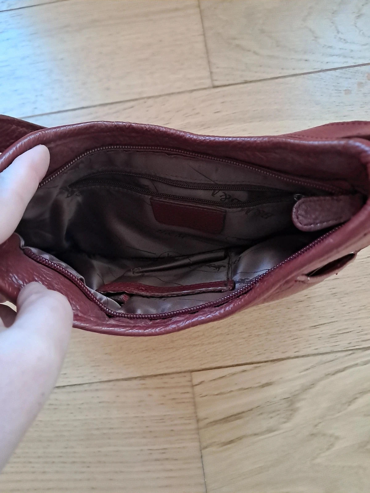 Sac à main rouge sombre bordeaux en cuir véritable grainé – photo 3